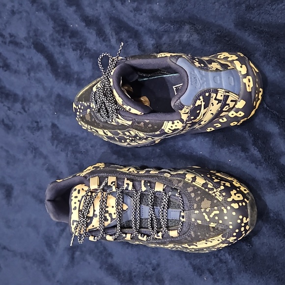 Sneakers - Picture 1 of 2